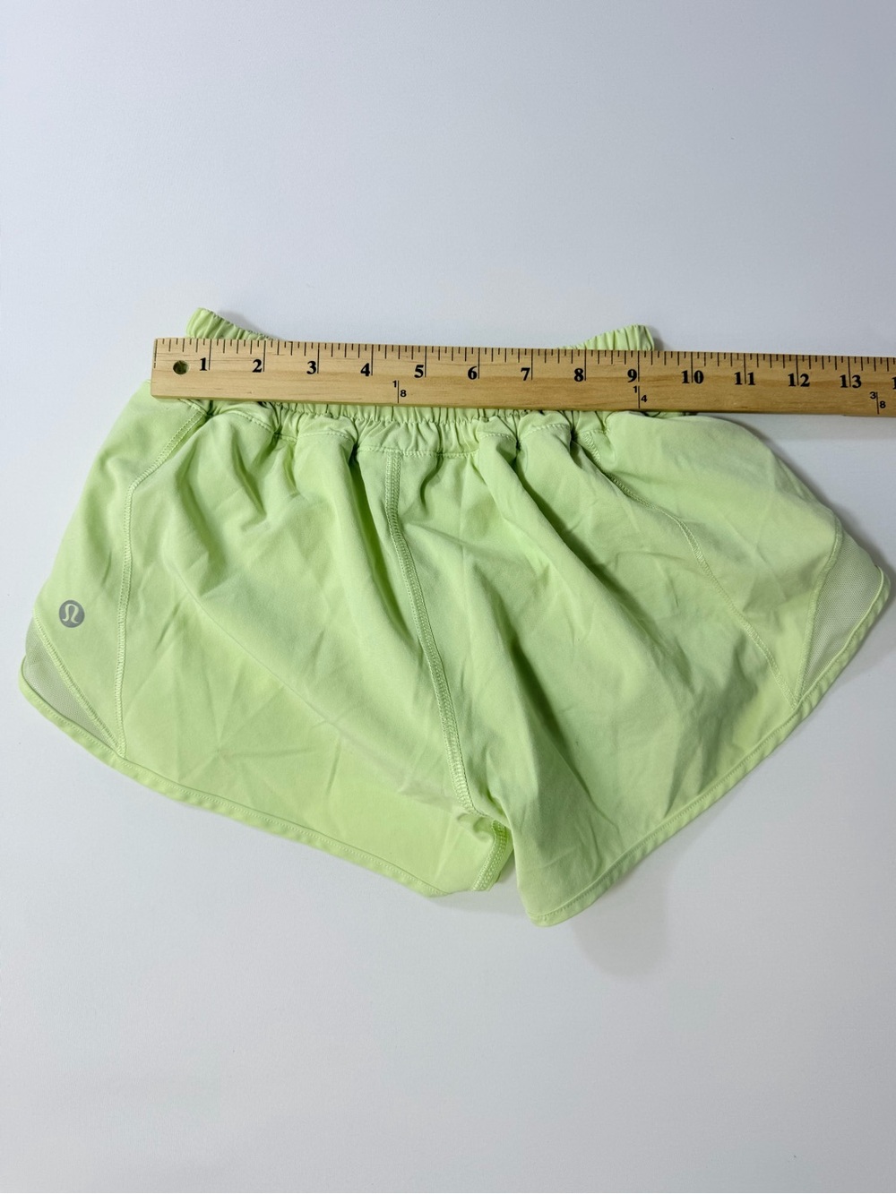 Lululemon Athletica Women’s Size 0 Lime Green Hotty Hot Mid Rise 9” Shorts - Picture 4 of 10